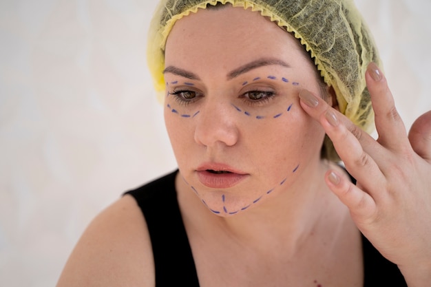 Женщина под высоким углом со следами маркера на лице