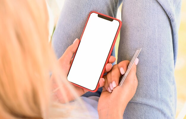 Высокий угол женщины со смартфоном и кредитной картой, делающей покупки в Интернете для киберпонедельника