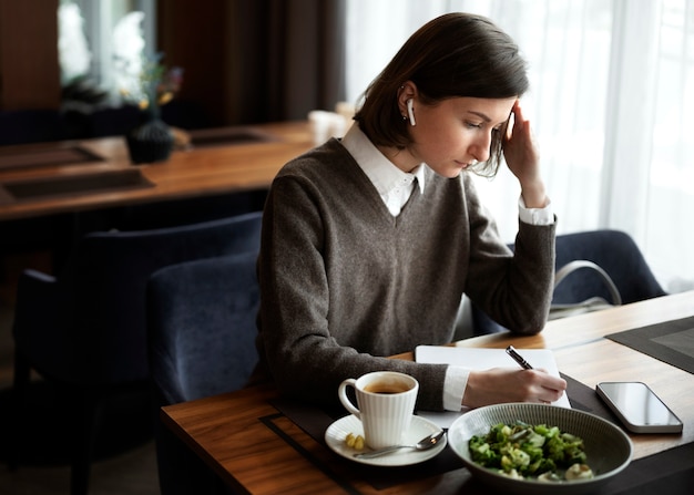 Donna di alto angolo che lavora nel ristorante