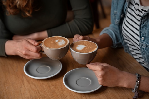 Free photo high angle women in coffee shop