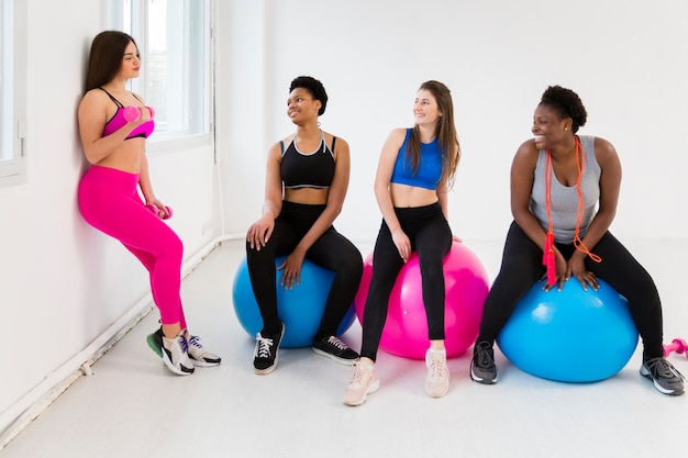 Donne ad alto angolo a lezione di fitness in pausa