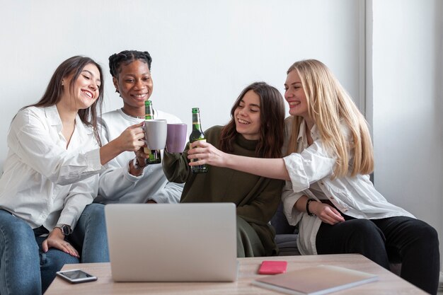 自宅での高角度の女性の乾杯