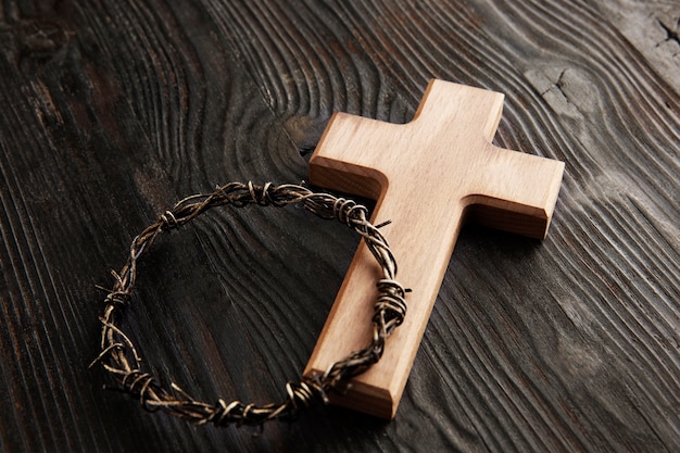 Free photo high angle wooden cross and crown of thorns