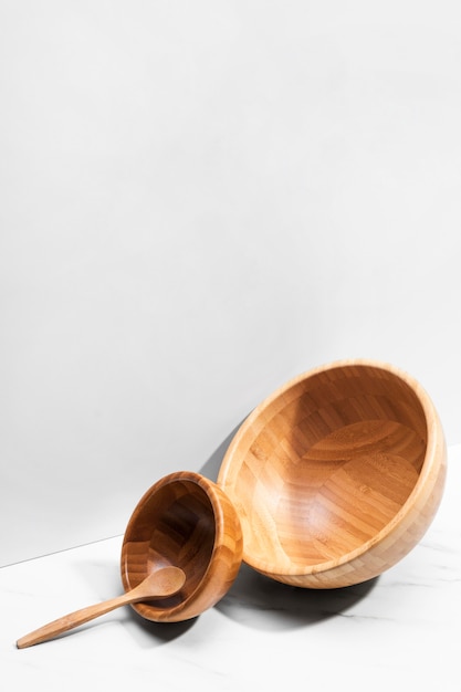 Foto gratuita set di stoviglie in legno ad alto angolo