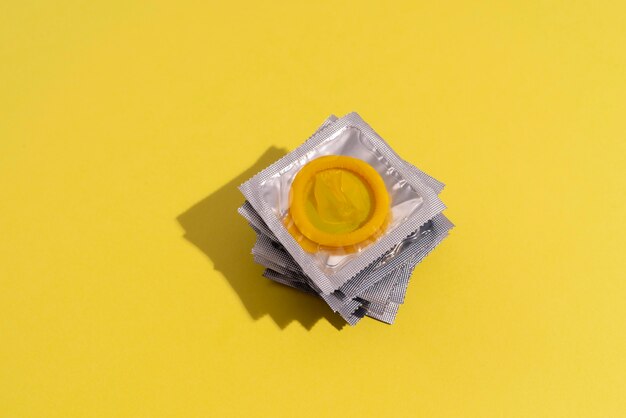 Расположение желтых презервативов под высоким углом