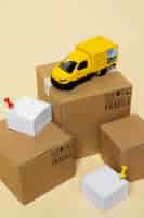 Бесплатное фото Желтый грузовик под большим углом на коробках
