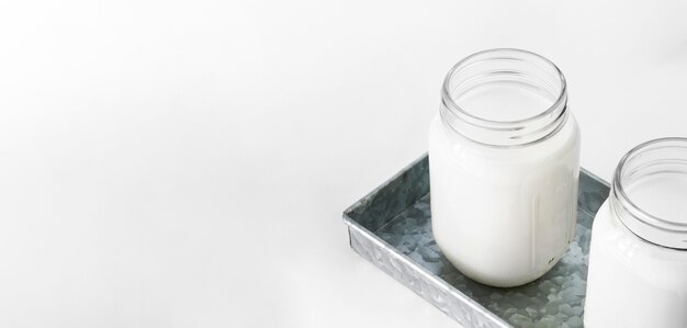 Рамка для йогурта под высоким углом с копией пространства