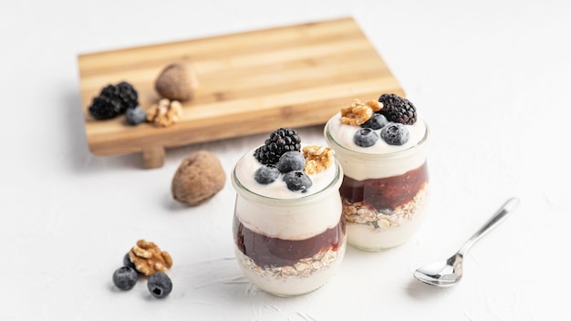 Foto gratuita yogurt ad alto angolo con marmellata e frutta