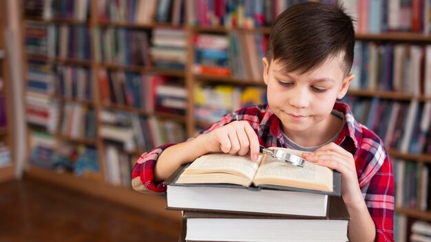 高角度の若い男の子の読書