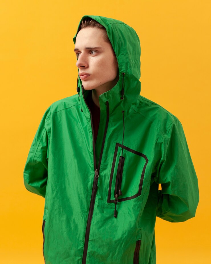 मुफ़्त फोटो high angle young boy wearing green jacket