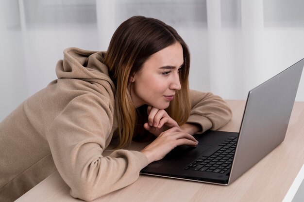 Foto gratuita ragazza di alto angolo con il computer portatile