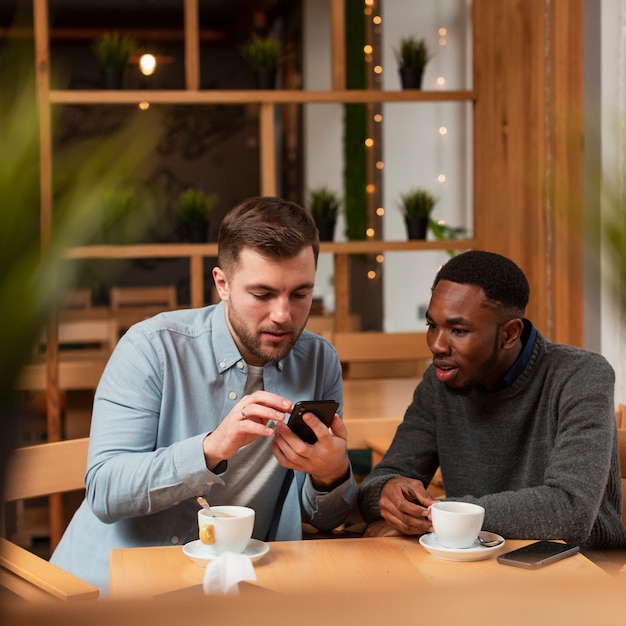 Free photo high angle young men at restaurant