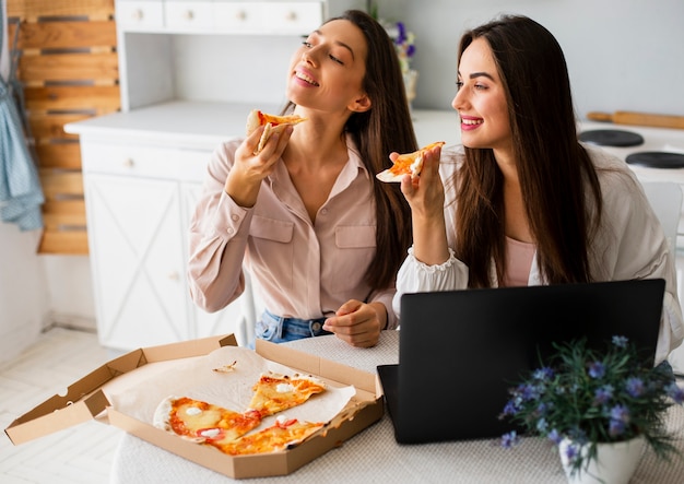 ピザを食べる高角の若い女性