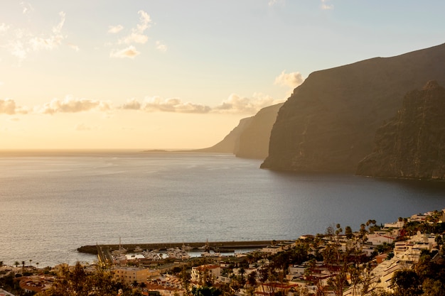 Alte scogliere con mare al tramonto