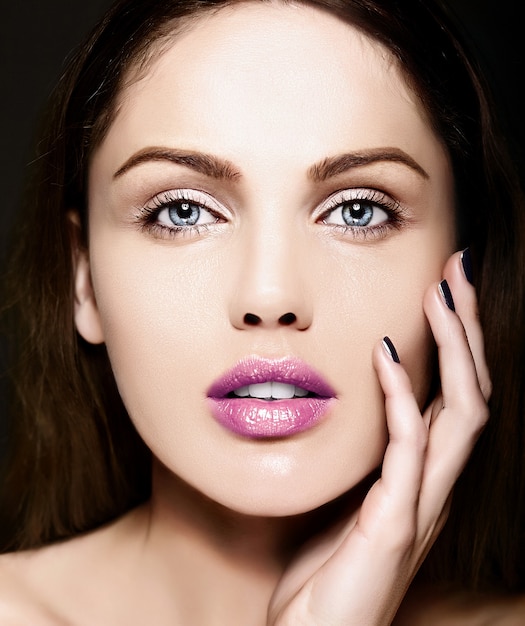 Высокая мода look.glamor крупным планом портрет красоты красивой кавказской модели молодой женщины с обнаженным макияжем с идеально чистой кожей с красочными розовыми губами