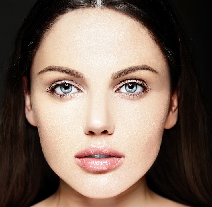 Бесплатный Фотография высокая мода look.glamor крупным планом портрет красоты красивой кавказской молодой женщины модели с обнаженной макияж с идеальной чистой кожей