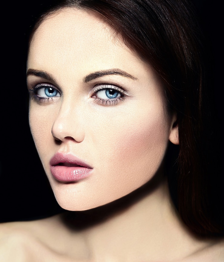 Бесплатный Фотография высокая мода look.glamor крупным планом портрет красоты красивой кавказской молодой женщины модели с обнаженной макияж с идеальной чистой кожей