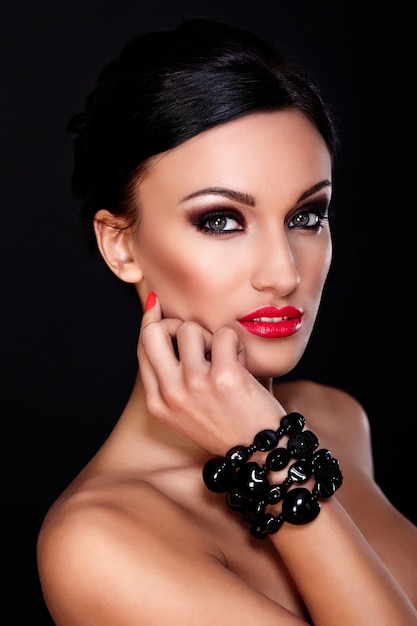 Высокая мода look.glamor крупным планом портрет красивой сексуальной кавказской модели молодой женщины с красными губами, яркий макияж, с идеально чистой кожей, сложенные
