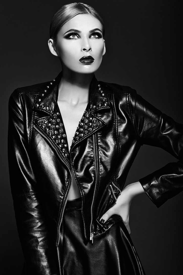 Бесплатный Фотография высокая мода look.glamor крупным планом портрет модели красивая сексуальная стильная блондинка молодая женщина с ярким макияжем с красными губами с идеально чистой кожей в черной ткани