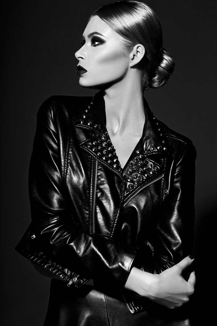 Бесплатный Фотография высокая мода look.glamor крупным планом портрет модели красивая сексуальная стильная блондинка молодая женщина с ярким макияжем с красными губами с идеально чистой кожей в черной ткани