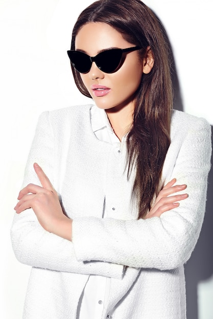 Высокая мода look.glamor крупным планом портрет модели красивая сексуальная стильная брюнетка бизнес молодая женщина в белой куртке хипстер ткань в солнцезащитные очки