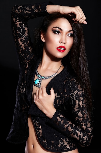Высокая мода look.glamor крупным планом портрет красивой сексуальной стильной брюнетки кавказской модели молодой женщины с ярким макияжем, с красными губами, с идеально чистой кожей с украшениями из черной ткани