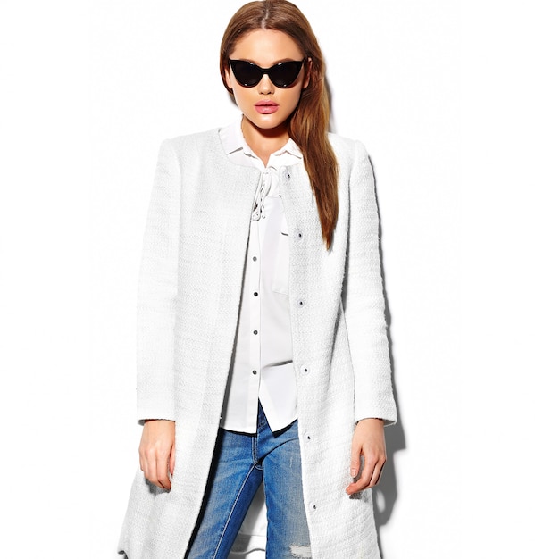 흰색 코트 재킷에 아름 다운 섹시 세련 된 갈색 머리 hipster 젊은 여자 모델의 높은 패션 look.glamor 근접 촬영 초상화