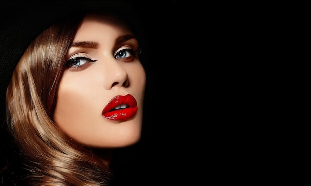 Free photo high fashion look.glamor closeup portrait of beautiful sexy stylish  caucasian young woman model with bright makeup, with red lips,  with perfect clean skin in big black hat