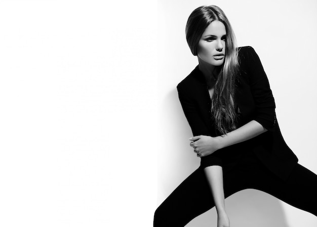 黒い布で美しいセクシーなスタイリッシュな白人の若い女性モデルのファッション性の高いlook.glamorの肖像画