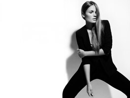 Foto gratuita ritratto di alta moda look.glamor di bello modello alla moda sexy giovane donna caucasica in panno nero