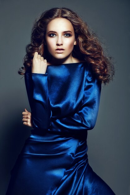 Высокая мода look.glamor портрет красивой стильной брюнетки кавказской модели молодой женщины с ярким макияжем в ярко-синем платье