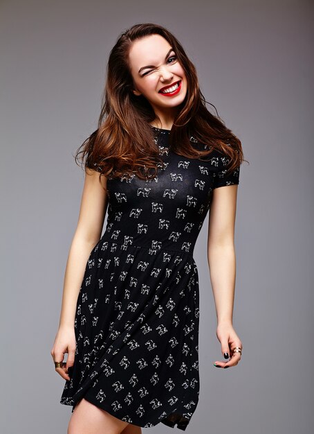 Высокая мода look.glamor стильный сексуальный улыбающийся красивая молодая женщина модель в летнем черном платье битник