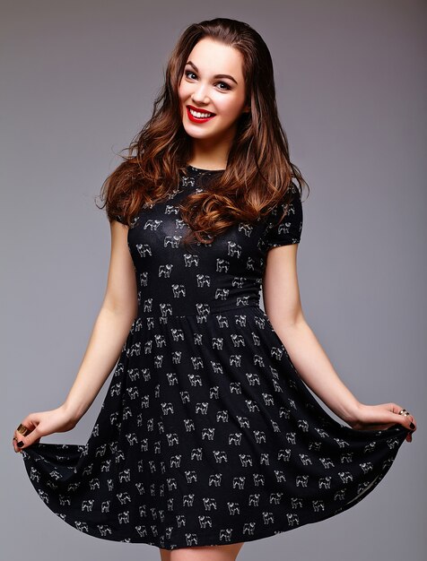 여름 검은 힙 스터 드레스에 높은 패션 look.glamor 세련된 섹시 웃는 아름다운 젊은 여성 모델