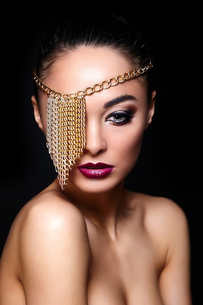 Free photo high fashion look.glamour fashion portrait of beautiful sexy brunette girl with bright makeup and golden accessories on eye