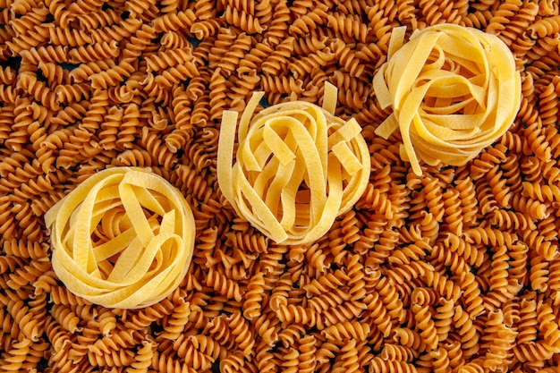 Free photo high resolution photo of various raw italian pastas lined up in a row in horizontal view