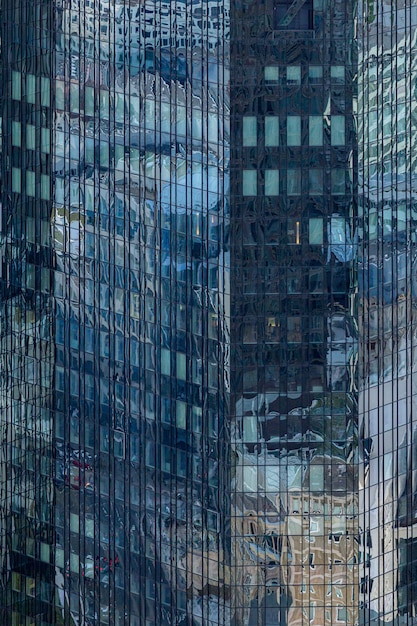 ドイツ、フランクフルトのガラスのファサードの高層ビル