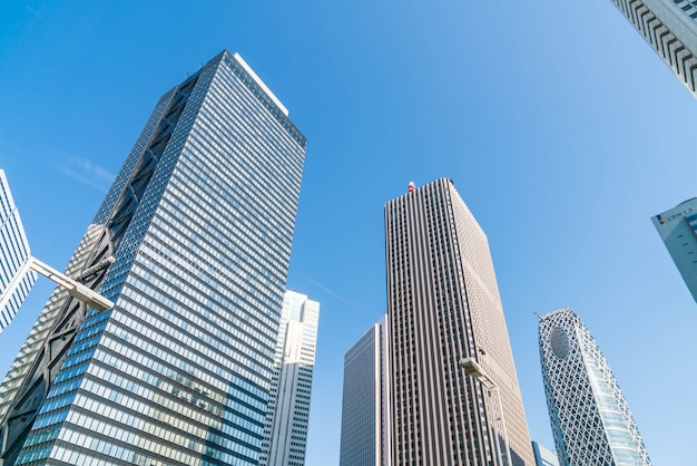 Foto gratuita edifici di alto livello e cielo blu - shinjuku, tokyo