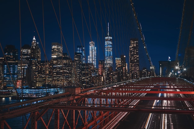 Foto gratuita colpo alto dal ponte di brooklyn del paesaggio urbano di new york durante la notte