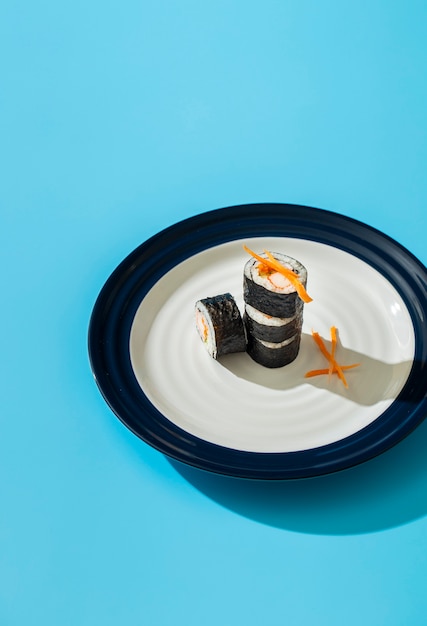 Foto gratuita involtini di sushi maki di alta qualità