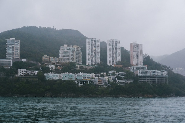 無料写真 海の海岸に密集した高い高層ビル