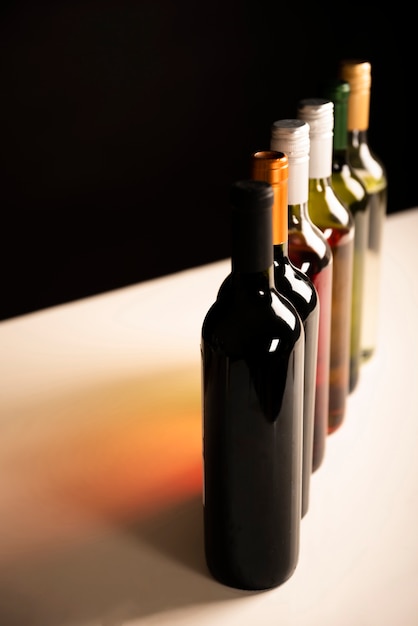 Foto gratuita alta vista bottiglie di vino di fila