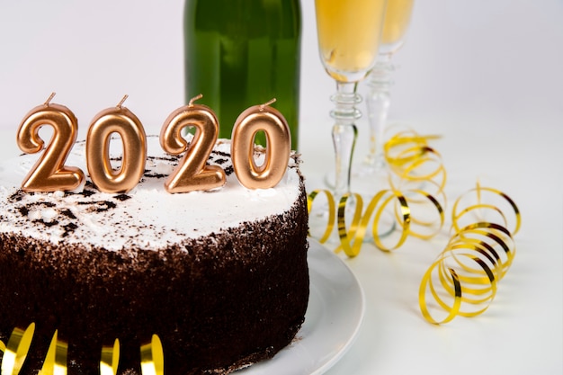 높은 전망 케이크와 음료 2020 새해 숫자