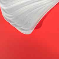 Foto gratuita cuscinetti bianchi puliti di alta vista su fondo rosso
