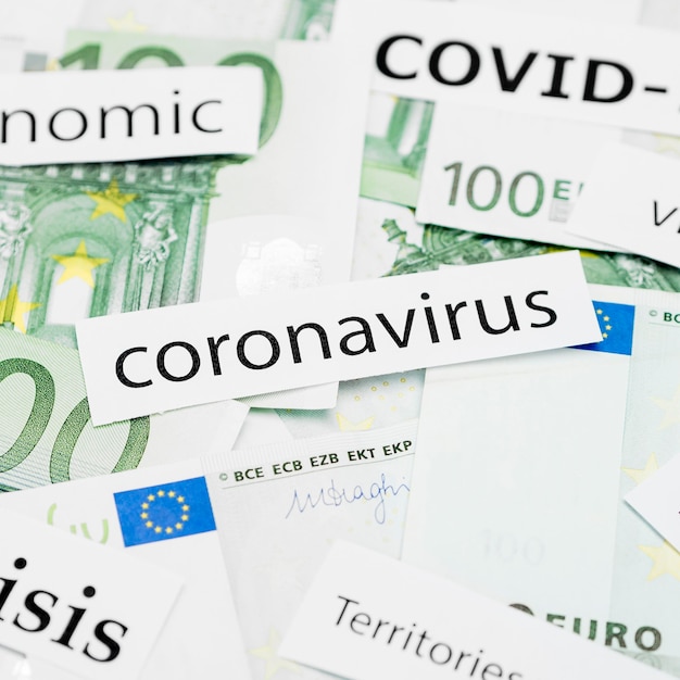 Бесплатное фото Высокий вид заголовка коронавируса на банкнотах