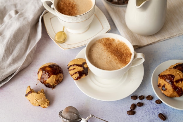 一杯のコーヒーとお菓子の高ビュー