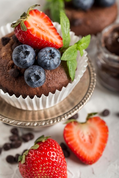 Foto gratuita alta vista deliziosi cupcakes con fragole