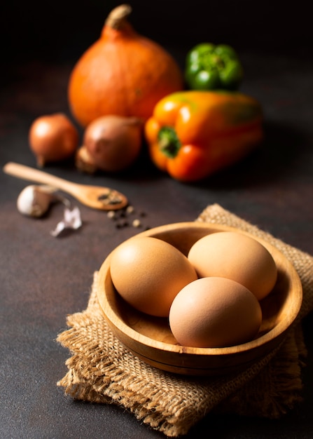 Foto gratuita uova e verdure ad alta vista
