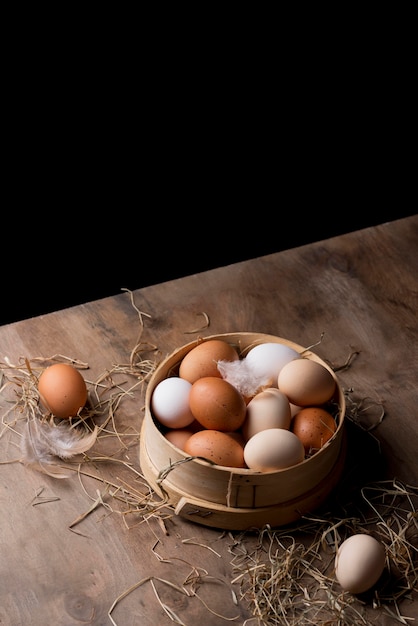 Высокий вид свежих куриных яиц