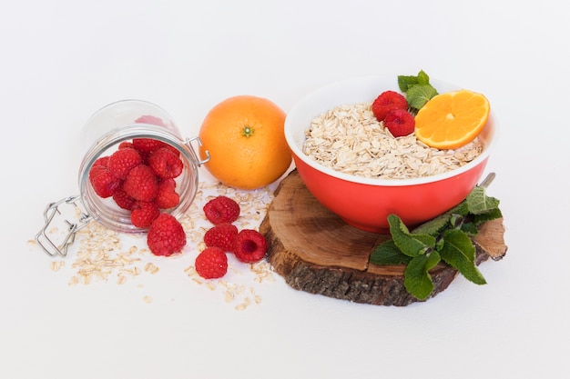 Free photo high view fresh raspberries and cereal