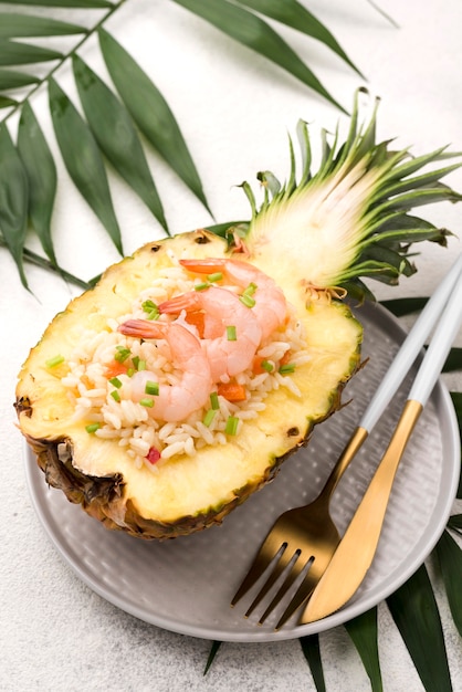 Высокий вид половина ананаса с морепродуктами